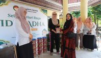 Melani Simon Pimpin Penyaluran Daging Kurban DWP Sulsel untuk Kelompok Rentan