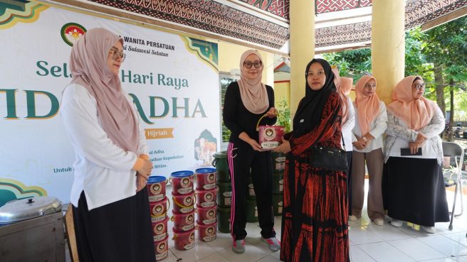 Melani Simon Pimpin Penyaluran Daging Kurban DWP Sulsel untuk Kelompok Rentan