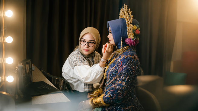 Putri Viola, MUA Makassar dengan Signature Sunkist Caramel yang Natural tapi Bikin Pangling