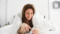Sering Cek HP Setelah Bangun Tidur? Ini Dampaknya bagi Otak dan Kesehatan Mental