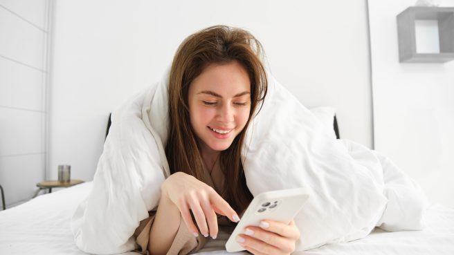 Sering Cek HP Setelah Bangun Tidur? Ini Dampaknya bagi Otak dan Kesehatan Mental