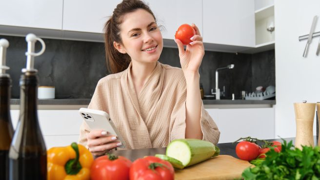 Makan Tomat Setiap Hari, Ini 4 Manfaat Besar untuk Kesehatan Perempuan